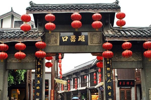 过十字路口有红绿灯，左侧闯红灯，导致绿灯行驶车辆连撞，而闯红灯车辆却无事最后杨常离开，怎么判责？